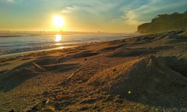 Menikmati sunset di pantai Sepanjang. Sumber: google.com