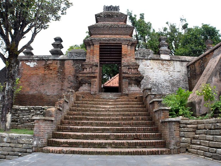 Beberapa anak tangga yang menuju gapura di Kompleks Pemakaman Raja-Raja Mataram Kotagede. Sumber: Kurniawan Eka Mulyana