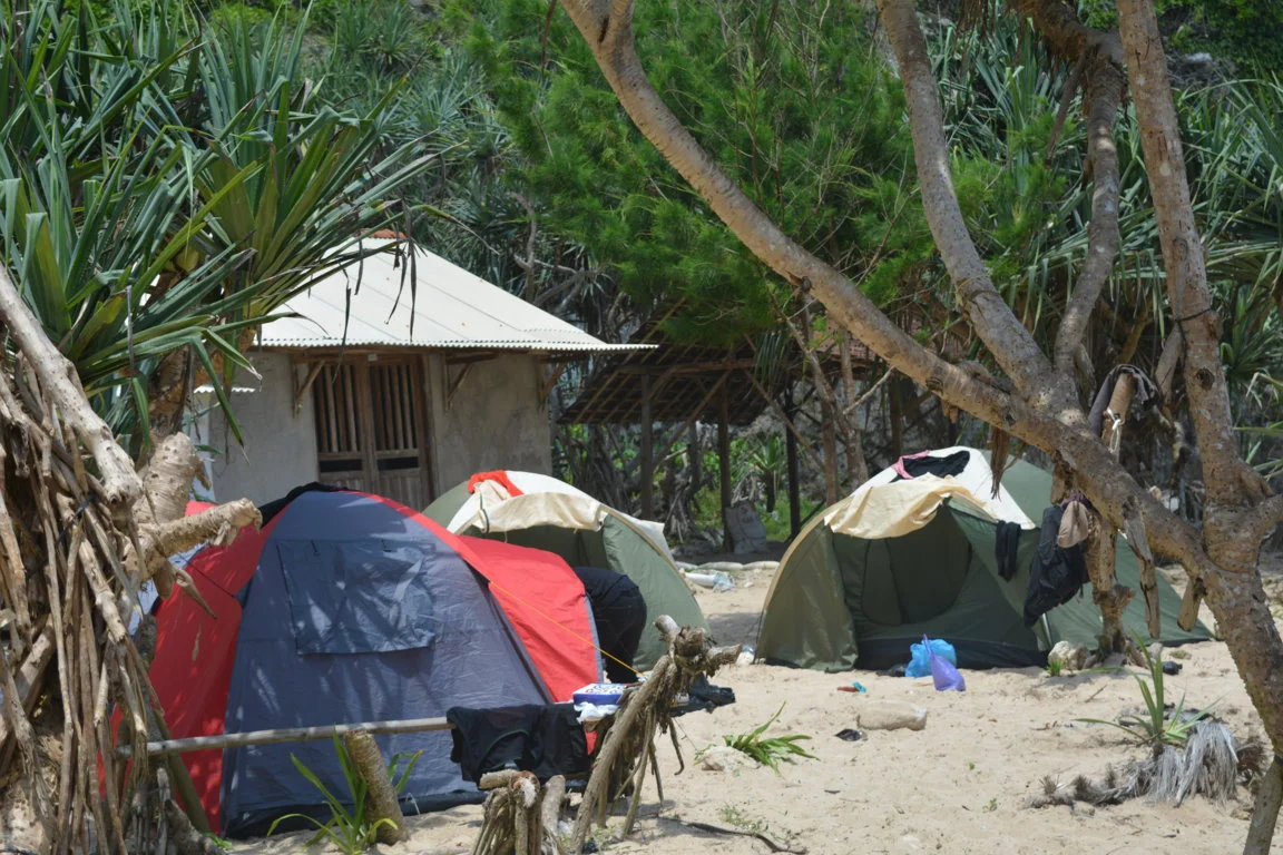 Tempat camping di Pantai Sangelan, Sumber: lensanasrul.com