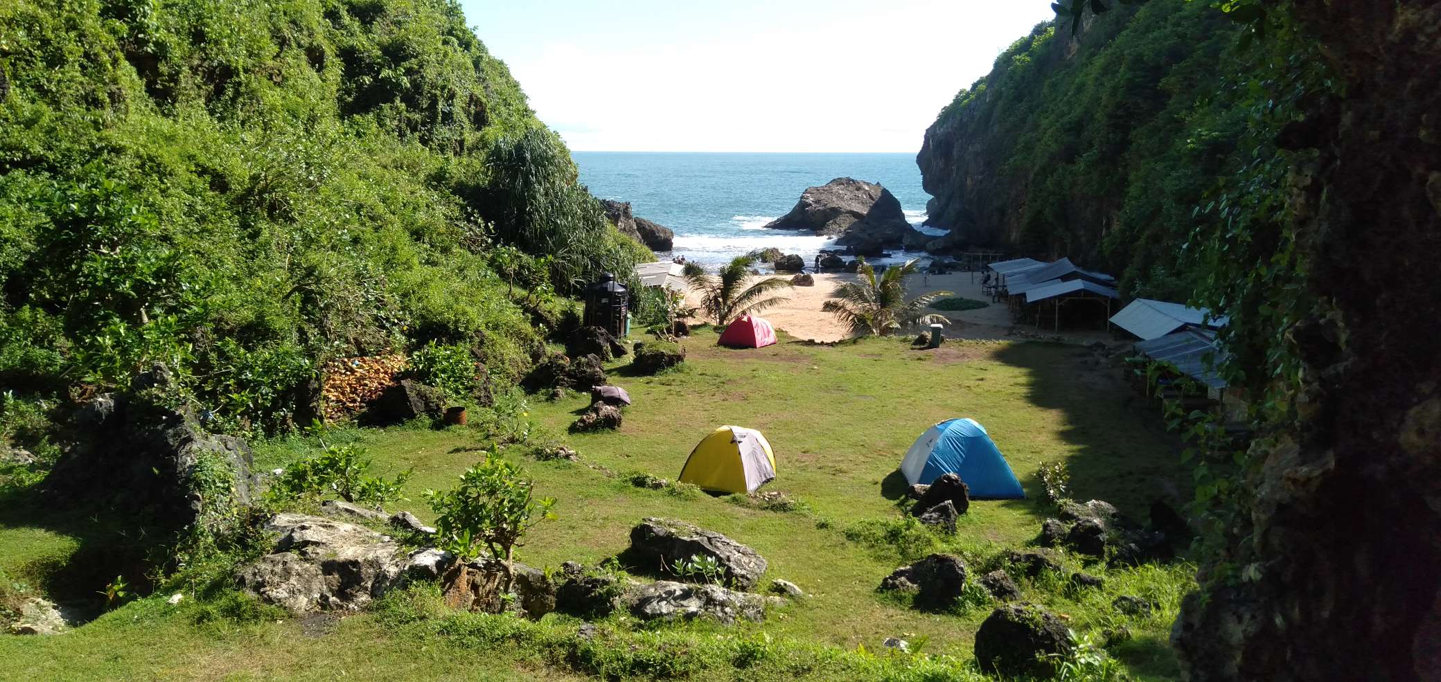 Tempat camping di Pantai Wohkudu, Sumber: pantaingedan.com