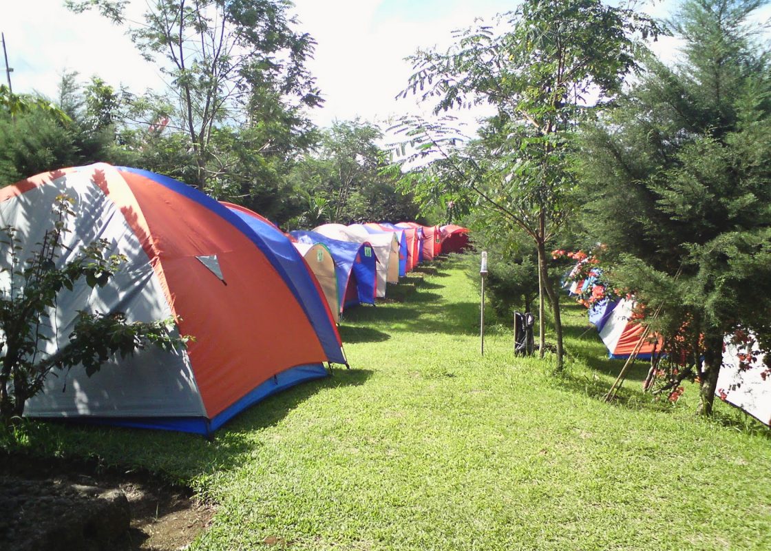 Suasana camping di Taman Kaliurang, Sumber: korinatour.co.id