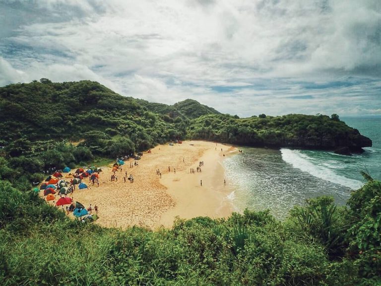 Pesona Pantai Sedahan. Sumber: wisatainfo.com