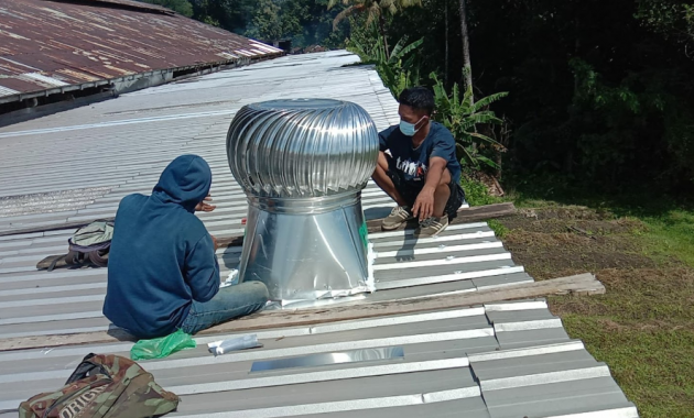 Proses pemasangan turbin ventilator oleh tim LGI. Sumber: google maps