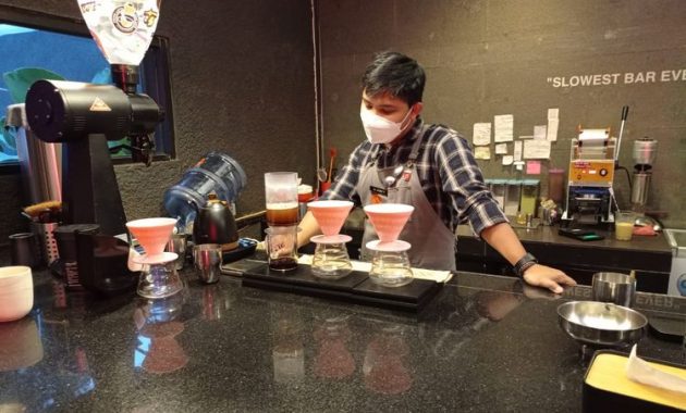 Barista di Space Coffee Roastery sedang menyeduh kopi. Sumber: kompas.com