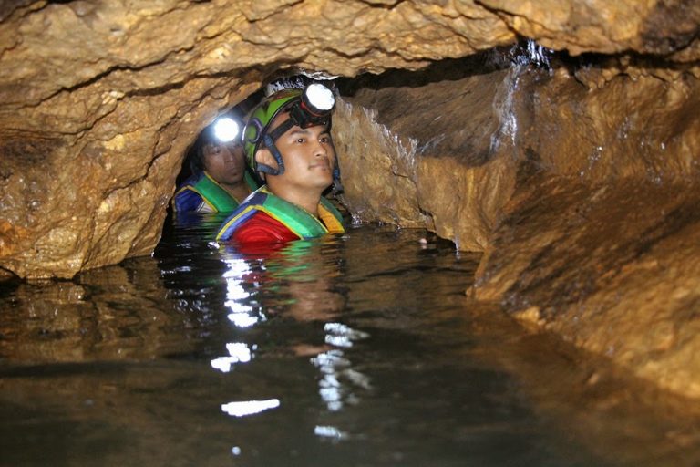 Menyusuri Goa Sriti. Sumber: http://cavetubinggoapindul.blogspot.com