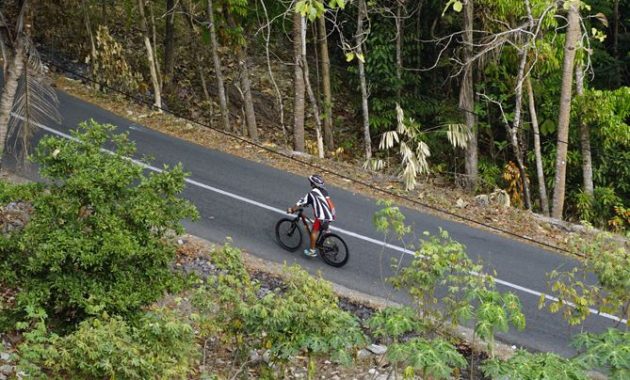 Salah satu pesepeda sedang melintasi tanjakan menuju Angkringan Puncak Bibis. Sumber: nasirullahsitam.com