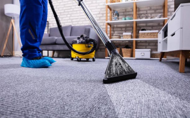 Ilustrasi seorang jasa bersih rumah yang sedang membersihkan karpet lantai. Sumber: istockphoto.com