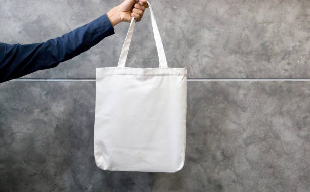 Goodie bag menggunakan bahan belacu yang masih polos. Sumber: istockphoto.com