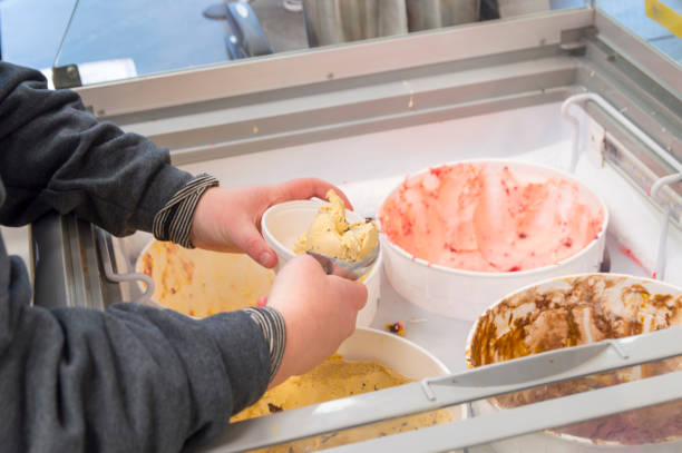 Ilustrasi beberapa bucket ice cream yang tersimpan di dalam freezer. Sumber: istockphoto.com