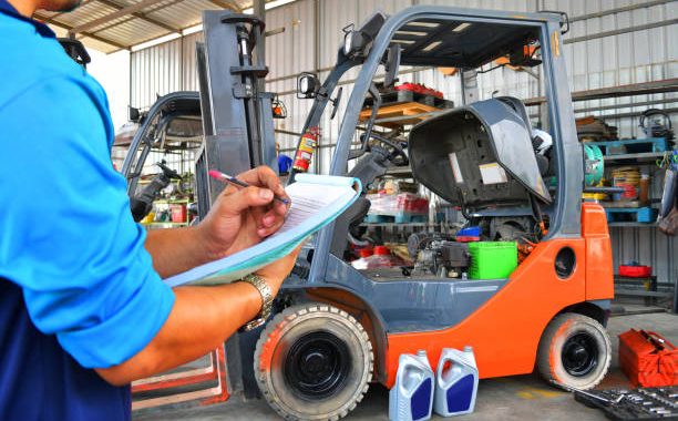 Ilustrasi mekanik yang sedang memeriksa kualitas dan pemeliharaan Forklift. Sumber: istockphoto.com