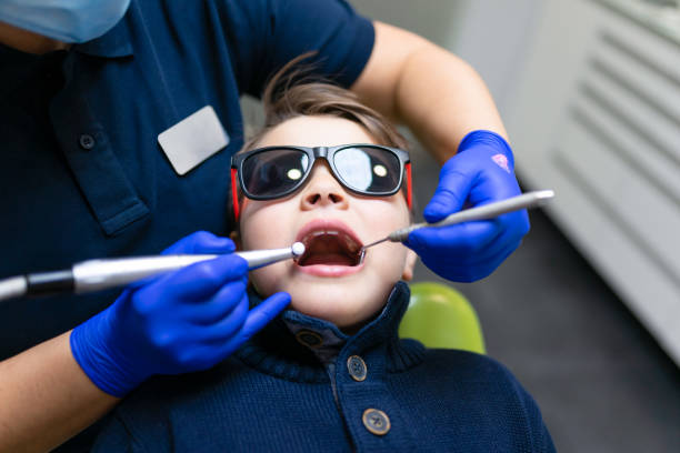 Ilustrasi pemeriksaaan gigi pada pasien anak. Sumber: istockphoto.com