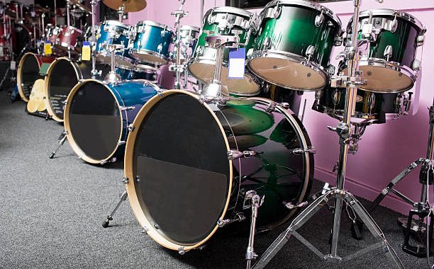 Deretan drum kit yang dijual di toko alat musik. Sumber: istockphoto.com