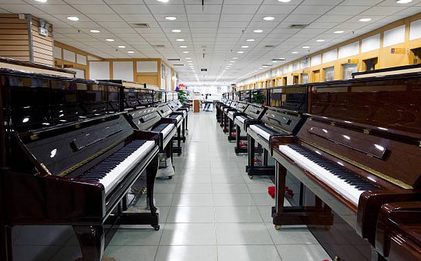 Ilustrasi deretan piano yang di jual di toko alat musik. Sumber: istockphoto.com