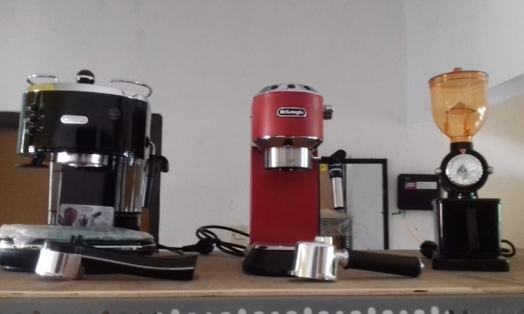 Alat-alat pembuat kopi yang dijual Alat Kopi Gaharu, Sumber: facebook.com