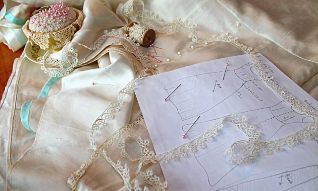 Rekomendasi jasa pembuatan baju penganting Jogja, Sumber: theycouldntbespies.com