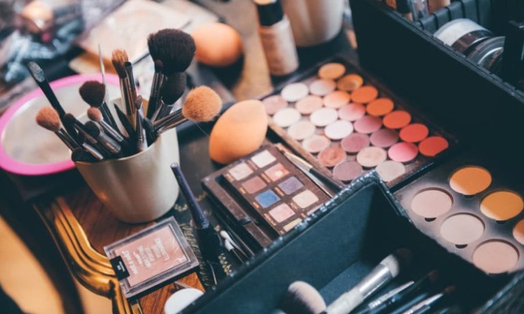 Alat makeup modern yang digunakan oleh Danila Makeup Artist, Sumber: devartistry.id