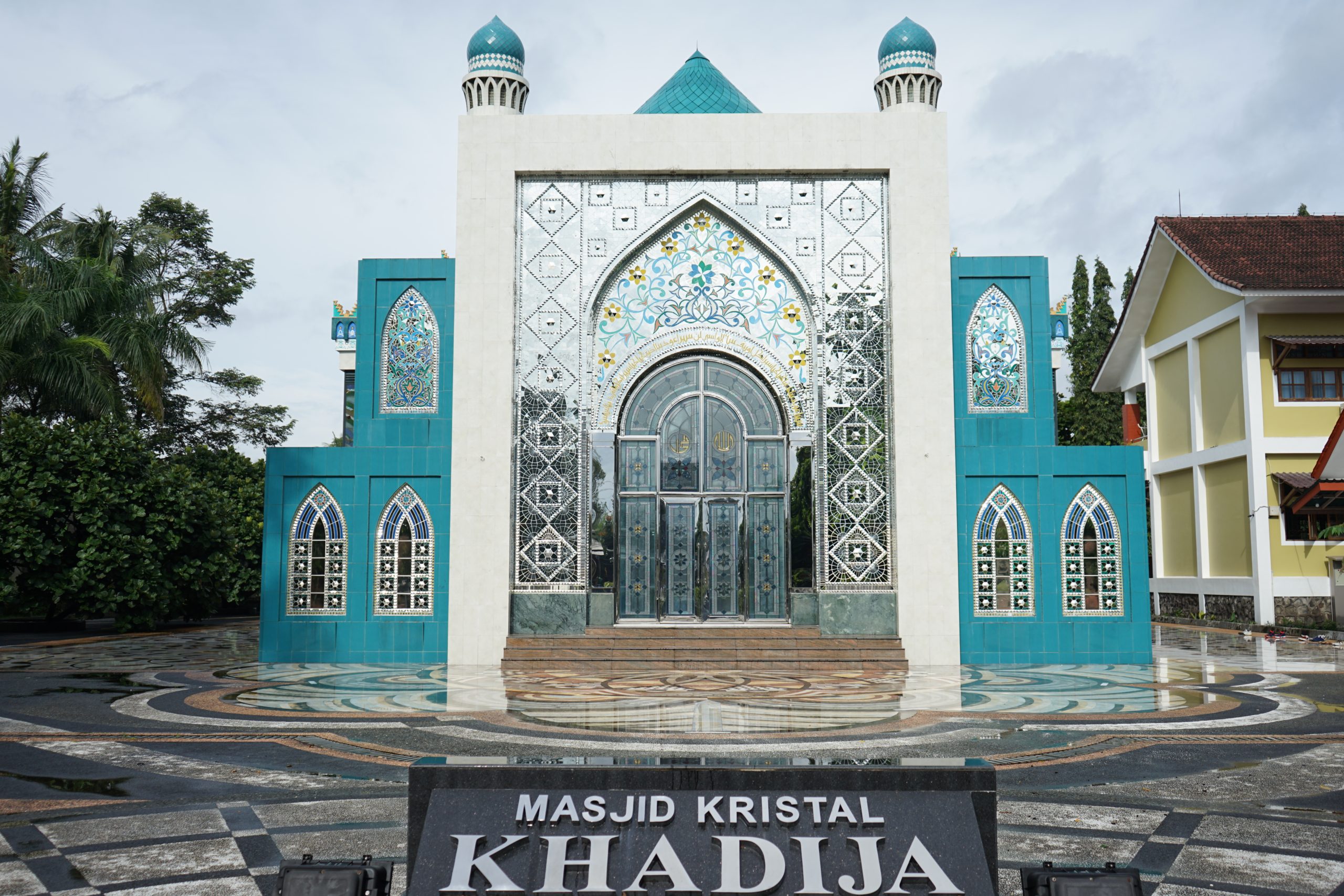 Masjid Kristal Khadija, Sumber: bmd.sch.id