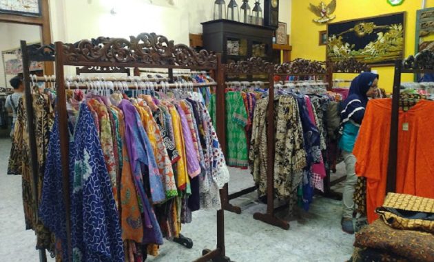 Koleksi lengkap produk dari Batik Tirto Noto Jogja, Sumber: ulasan google maps
