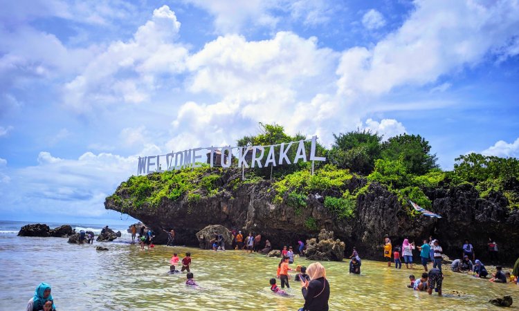 Aktivitas di pantai krakal, Sumber: teropongmedia.id