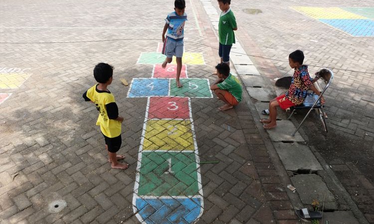 Permainan engklek, Sumber: kompas.com