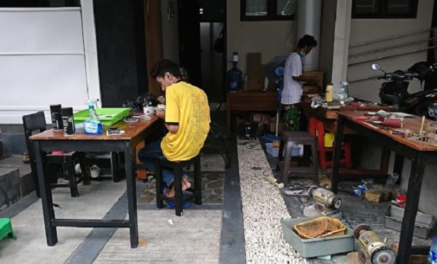 Proses pengerjaan kerajinan kuningan oleh Indosouvenir Jogja, Sumber: google pict
