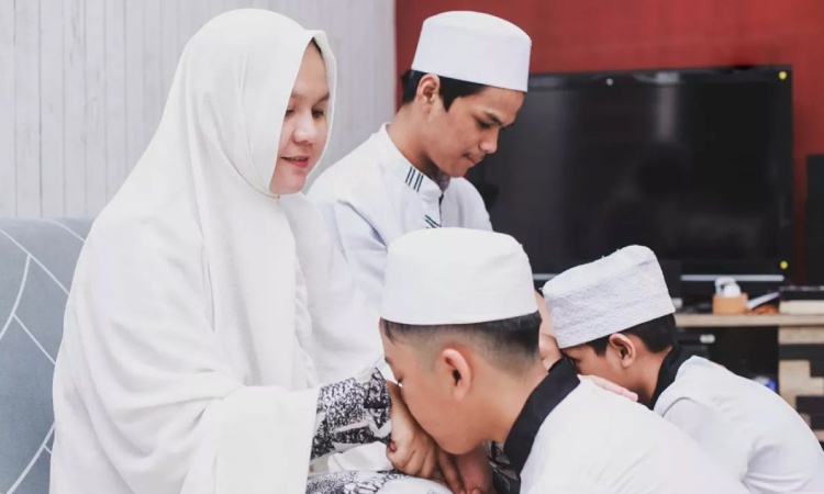 Sungkeman lebaran, Sumber: blibli.com