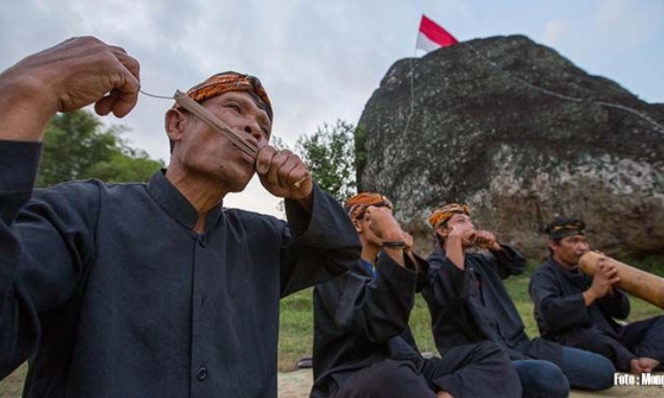 Kesenian Rinding Gumbeng, Sumber: jeyjingga.com