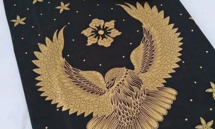 Batik motif garuda, Sumber: bukalapak.com