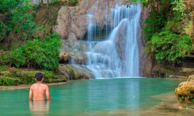 Berenang di area air terjun, Sumber: idntimes.com