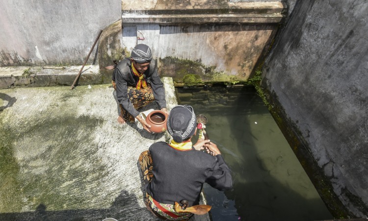 Prosesi Tradisi Nawu Sendang Seliran, Sumber: bantulkab.go.id