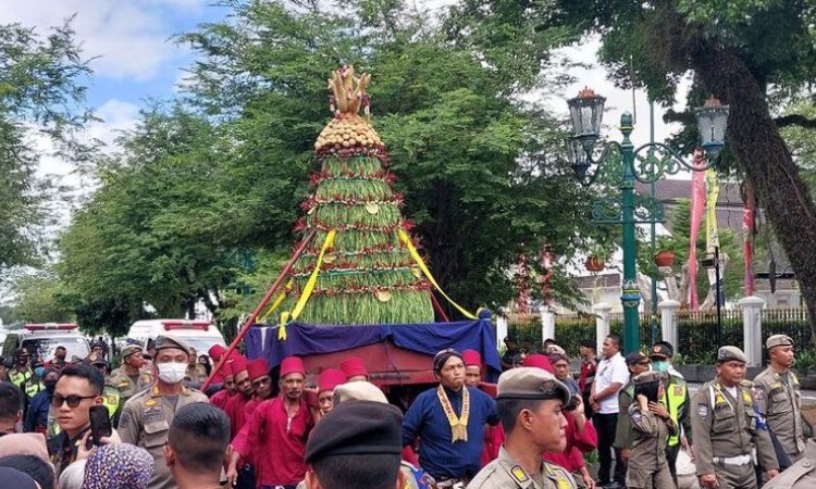 Gunungan Kirab, Sumber: kompas.com