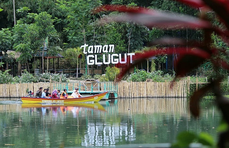 Asiknya menyusuri sungai dengan perahu, Sumber: joglowisata.com