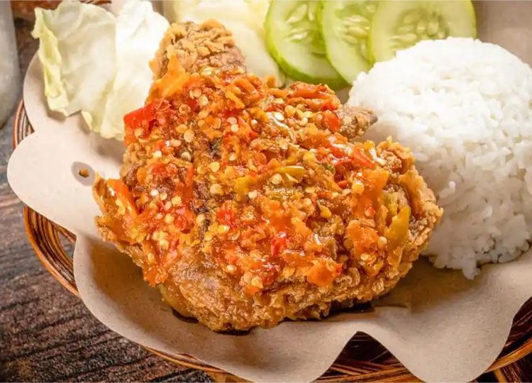 Menikmati enaknya ayam geprek di Geprek Tukangan, Sumber: sajiansedap.grid.id