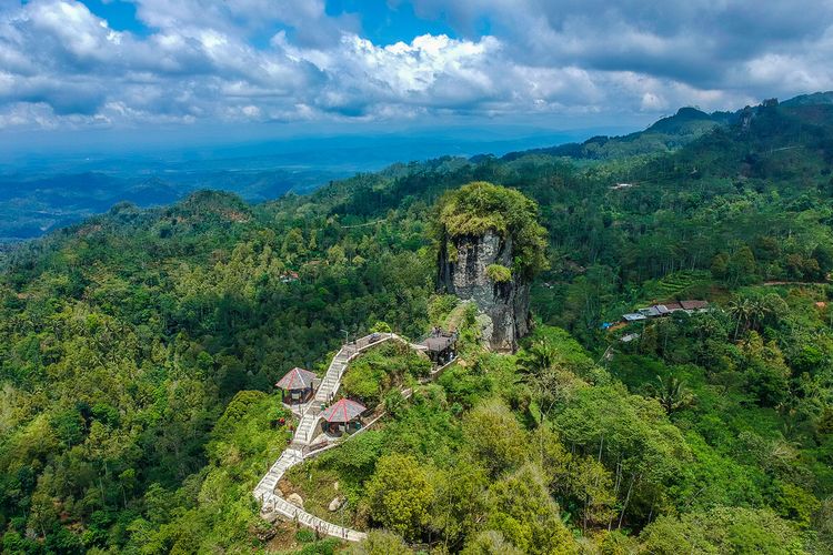 Menikmati kendahan Kulon Progo dari Bukit Widosari, Sumber: yogyakarta.kompas.com