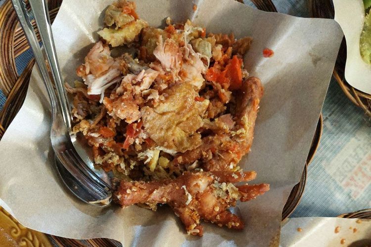 Menu andalan di Ayam Geprek Bu Made, Sumber: kompas.com