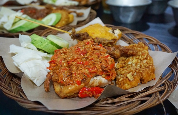 Nikmatnya ayam gepuk Pak Gembus, Sumber: pergikuliner.com