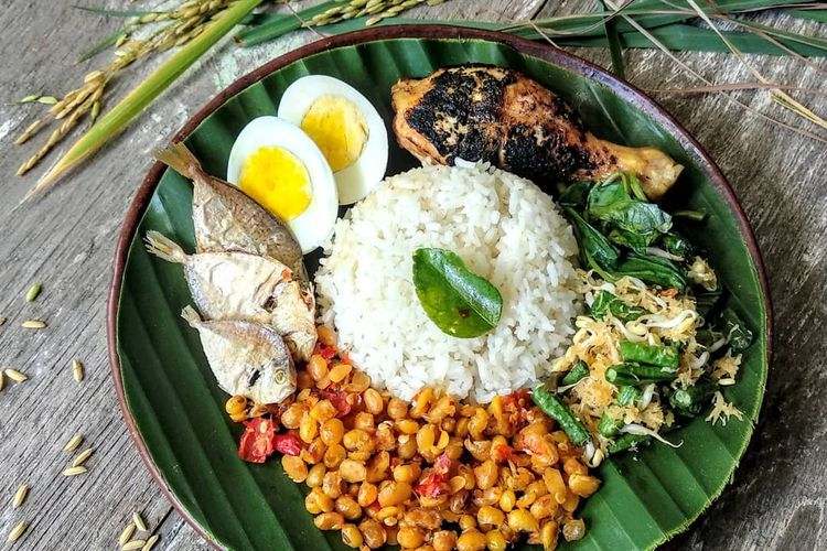 Racikan nasi wiwit yang lengkap dan khas, Sumber: visitingjogja.jogjaprov.go.id