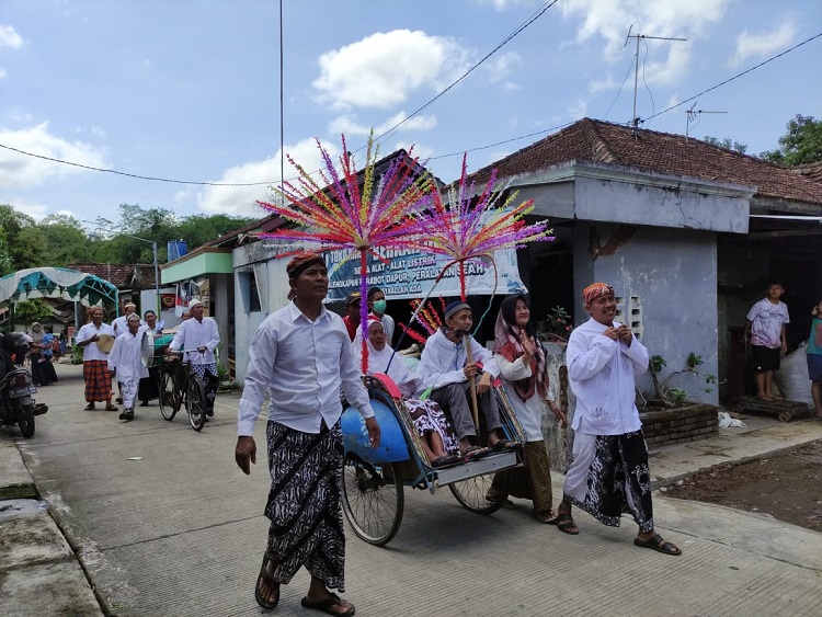 Tradisi angon putu yang penuh makna, Sumber: zonanews.id