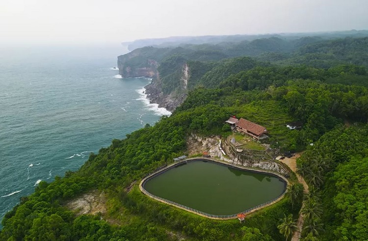 Embung di Gunungkidul yang mempesona, Sumber: radarbangkalan.jawapos.com