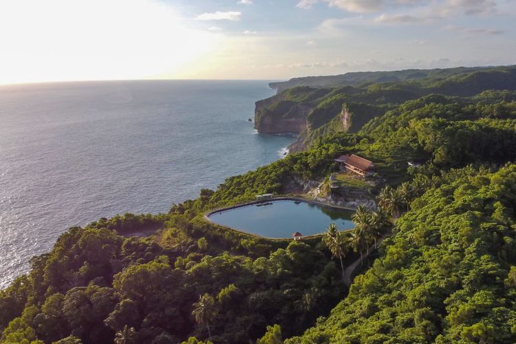 Embung yang indah di tepi laut, Sumber: travel.kompas.com