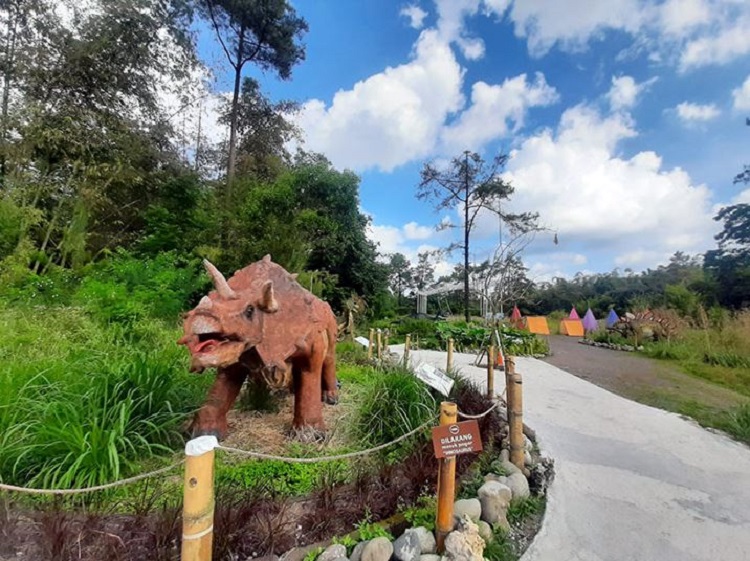 Menghabiskan akhir pekan di Dino Park, Sumber: salsawisata.com