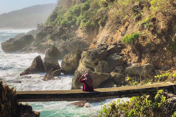 Pemandangan alam yang indah di Goa Langse, Sumber: safarajogja.com