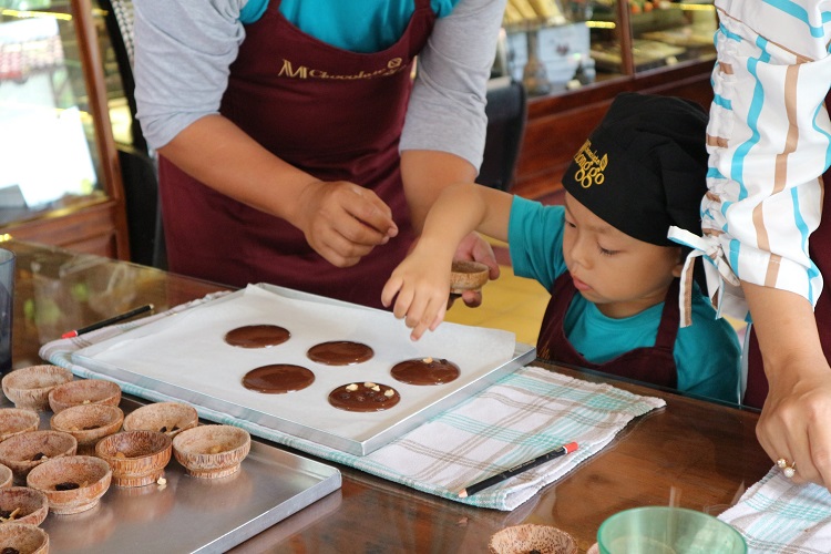 Berwisata edukasi membuat cokelat, Sumber: chocolatemonggo.com