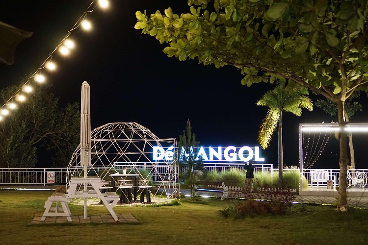 Indahnya De Mangol View saat malam hari, Sumber: atourin.com