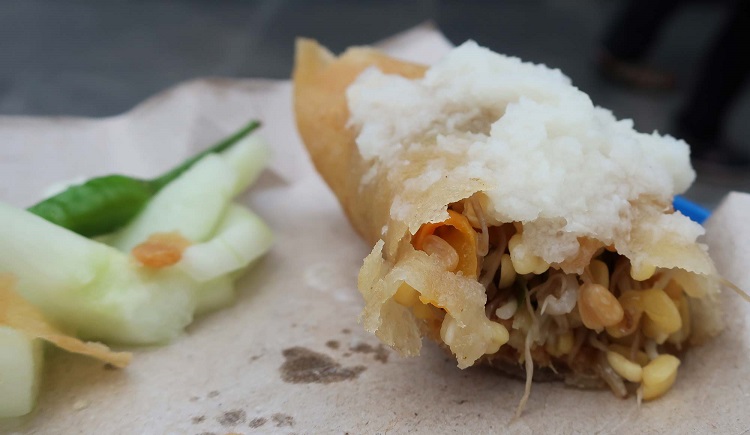 Lumpia Samijaya dengan isiannya yang melimpah, Sumber: upinthenusair.com