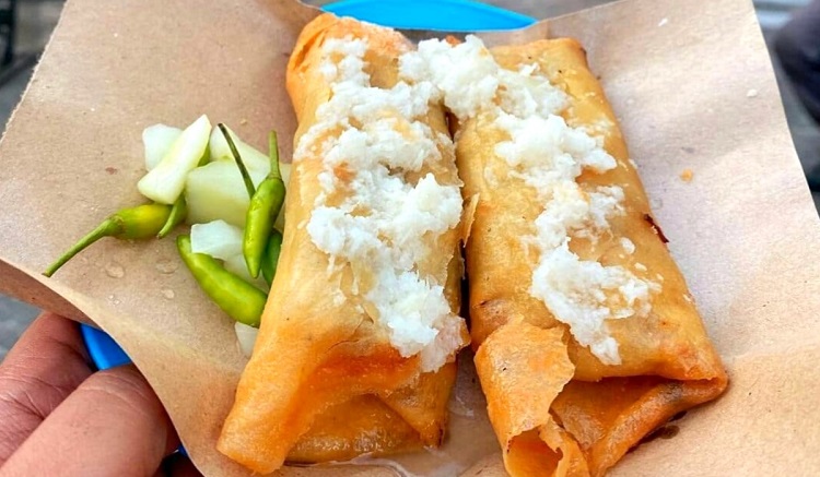 Lumpia Samijaya dengan sausnya yang otentik, Sumber: labirutour.co.id