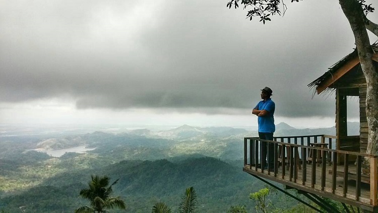 Menikmati keindahan dari ketinggian di Gunung Gajah, Sumber: bakpiamutiarajogja.com