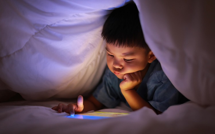 Jangan berikan screen time sebelum tidur, Sumber: kinzoo.com