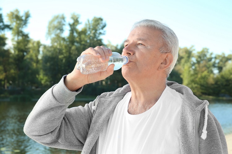 Menjaga stamina dengan minum air putih, Sumber: maplewoodseniorliving.com