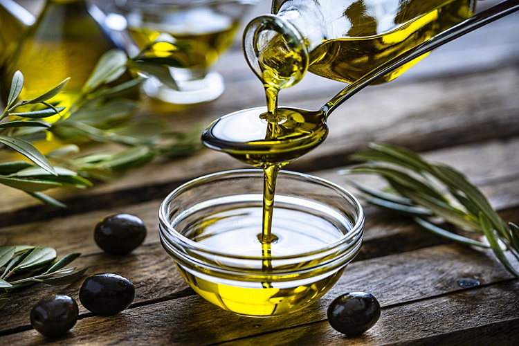 Olive oil sebagai campuran beras untuk masker, Sumber: parade.com